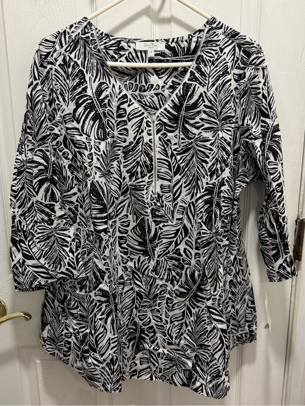 Coral Bay Black & White Leaf-Print V-Neck Tunic Zipper Top - 1x - NWT